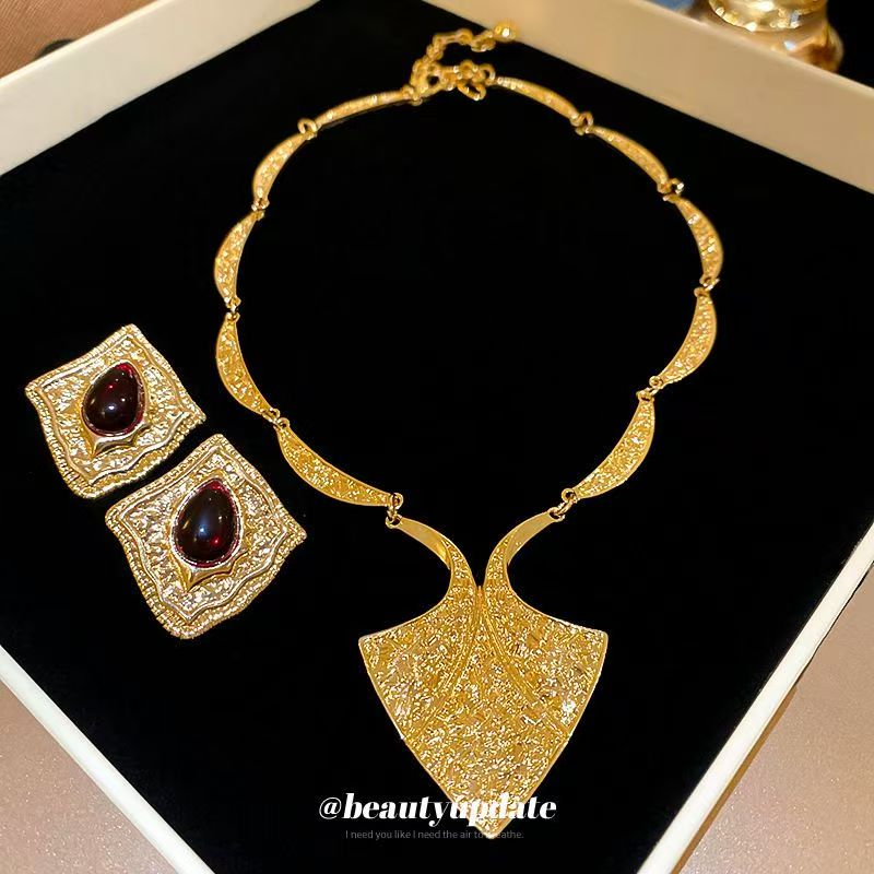 Medieval-style pattern relief geometric leaf stud earrings and necklace set