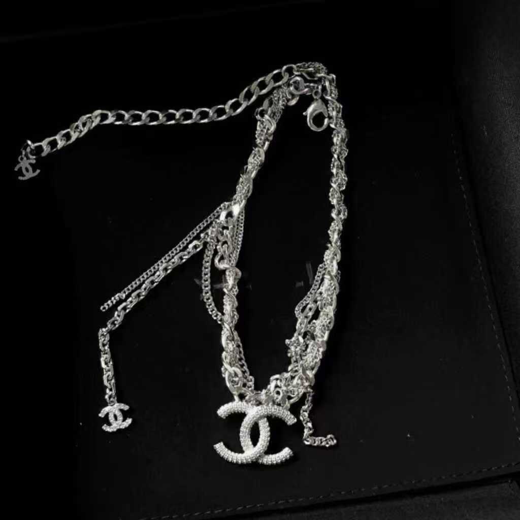 Double-layer necklace with elegant letter-shaped design