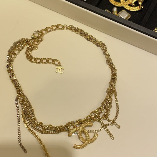 Double-layer necklace with elegant letter-shaped design