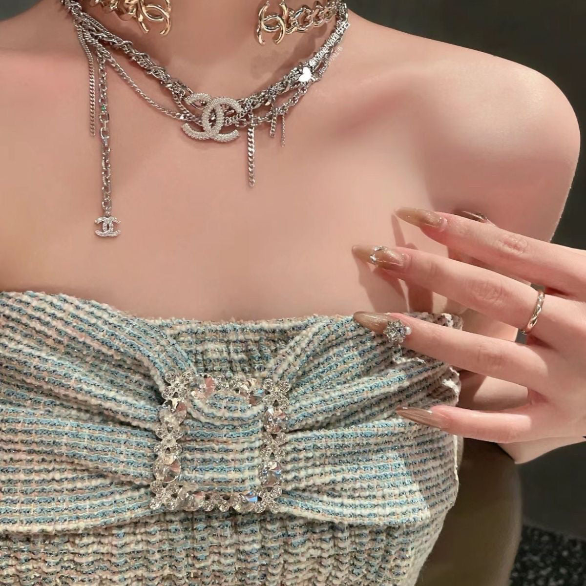Double-layer necklace with elegant letter-shaped design